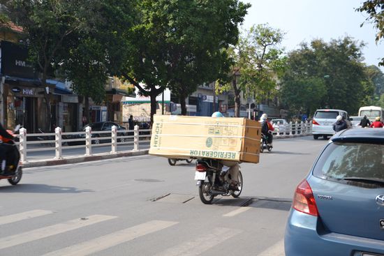 Auch Kuehlschraenke werden auf dem Moped transportiert!