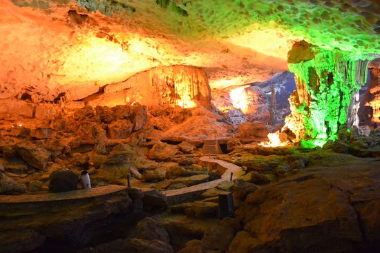 Ein Besuch in der Amazing Cave in der Halong Bucht