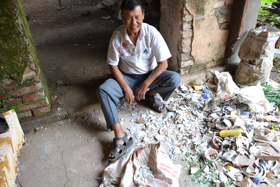 In der Kaiserstadt wird viel restauriert, dies sind Scherben, die in muehevoler Handarbeit wieder aufbereitet werden uns als Mosaik fuer die Figuren auf den Daechern verwendet werden