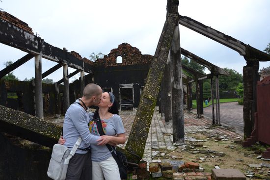 Ein vom Krieg zerstoerter Tempel in der Kaiserstadt.
Please make Love, not War