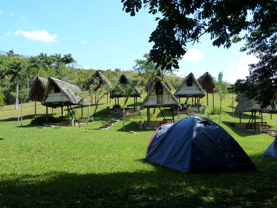 Hütten auf Stelzen an den schwefelhaltigen Quellen