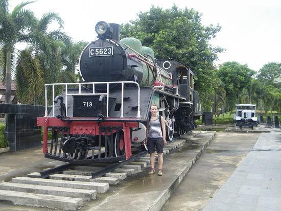 Alte Dampflok vor der Brücke am Kwai