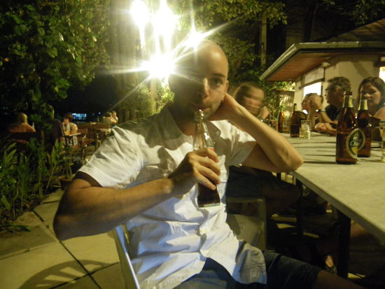 gemütliches Abendessen am Fluss