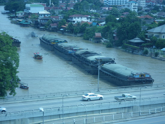 Lustiges Treiben auf dem Fluss - man muss sich vorstellen, das kleine Boot ganz hinten zieht die großen Lastenkähne!!!