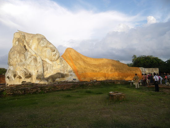 Liegender Buddha - ürsprünglich innerhalb eines Klosters, aber dieses ist abgebrannt;/