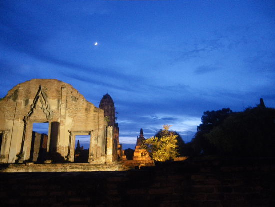 Beleuchteter Tempel am Abend