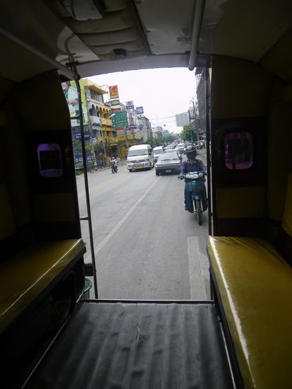 Fahrt im Songtheow durch Chiang Mai -  nicht herausfallen!