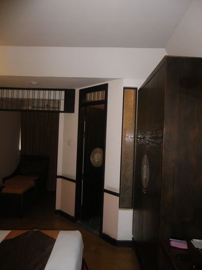 Unser Zimmer im Chiang Mai Gate Hotel - tolles Design ,a ber schon ziemlich abgewohnt;/