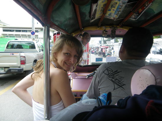 Zu viert auf dem Tuk-Tuk, wie das geht? Heidi als Co-Pilotin!