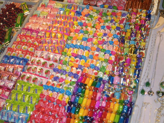 Nein, dass sind keine Bonbons - alles Haarspangen mit skurillsten Designs!