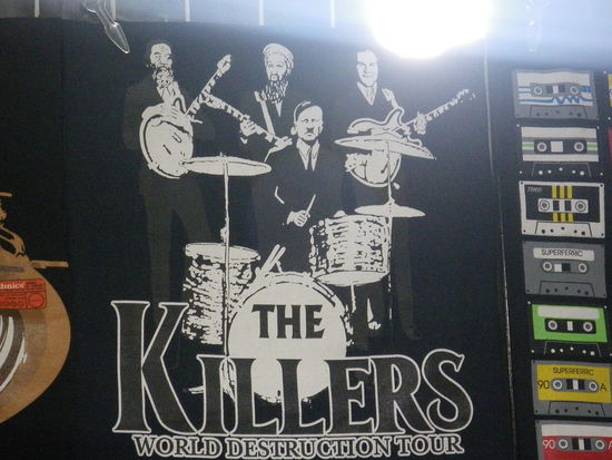 Allerlei T-Shirts gibt es zu kaufen - auch dieses etwas geschmacklose Exemplar