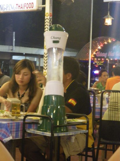 So trinken Thais Bier - in 10 Liter-Zylindern! Nicht zu vergessen, dass das Gebräu 6,4 % hat