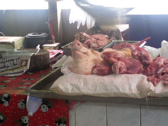 Unterwegs am Markt - Schweineköpfe!