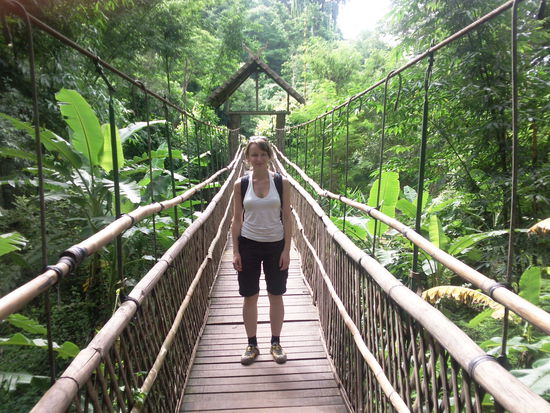 Heidi auf der Brücke zum Elefantencamp - sehr beschwingt (die Brücke!)