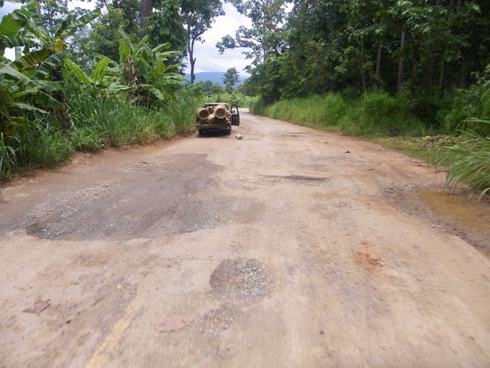 Schlaglochgesäte Straßen auf dem Weg zum Trekkingstart