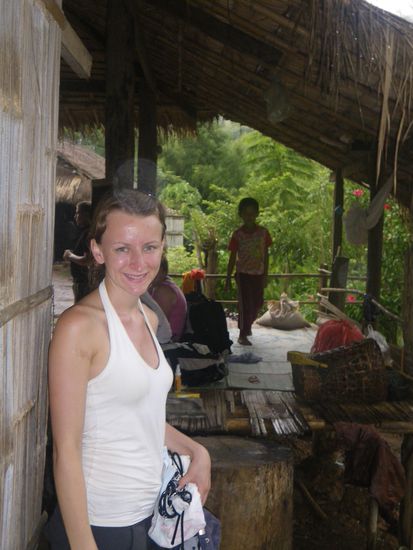 Müde aber glückliche Heidi wartet auf eine freie Dusche - da wusste sie noch nicht was sie erwarten würde