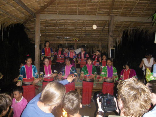 Abendliche Vorführung der Palaung - mit tanz und Gesang