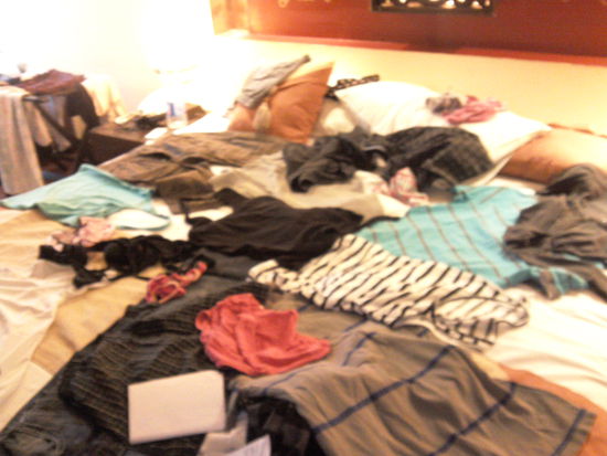 Nach dem Gewand holen hieß es gleich mal, alles wieder ausbreiten: Das ganze wurde im freien getrocknet, bei 90% luftfeuchtigkeit ein Ding der Unmöglichkeit - aber frisch war wieder alles!