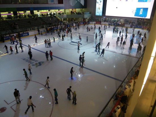 Eishalle in der Dubai Mall - zugegeben, dass Eis schien denen schon ein bisschen davon zu schmelzen