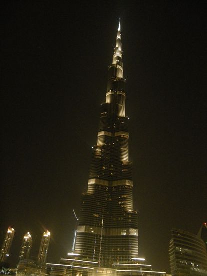 Vor dem Burj Khalifa, höchster Gebäude der Welt