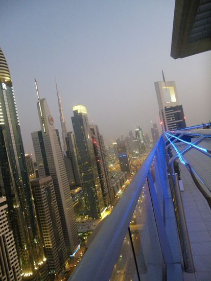 Blick von der Dachterasse unseres Hotels, im Hintergrund der Burj Khalifa