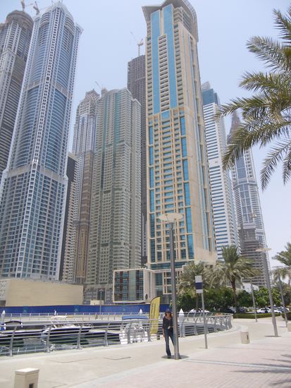Dubai Marina.....kleine Heidi, große Häuser