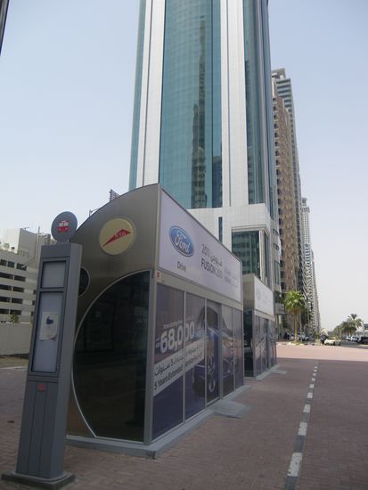 Sogar die Buswartehäuschen sind klimatisiert - wobei die Klimaanlage bei diesen beiden ausgefallen ist und sich das ganze deshalb eher als Sauna bezeichnen lässt!