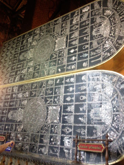 Die Fusssohlen des liegenden Buddhas sind mit grandiosen Perlmuth-Arbeiten versehen - im Vergleich mit der Hand auf der linken Seite kann man sich die Größe in etwa vorstellen.