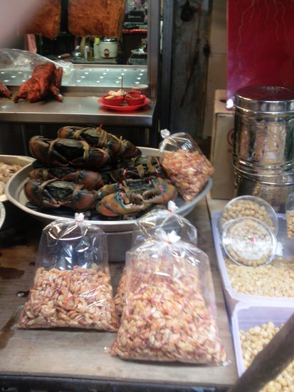 Allerlei lustige Dinge zum Essen in der chinatown - hier Krabben