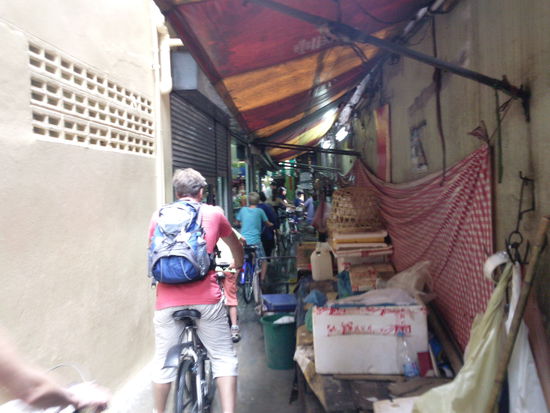 Radfahren extrem in Bangkoks Chinatown...und es ist niemand zusammen gestossen!