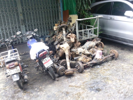 Autowerkstatt a la Bangkok - hier die Achsensammlung
