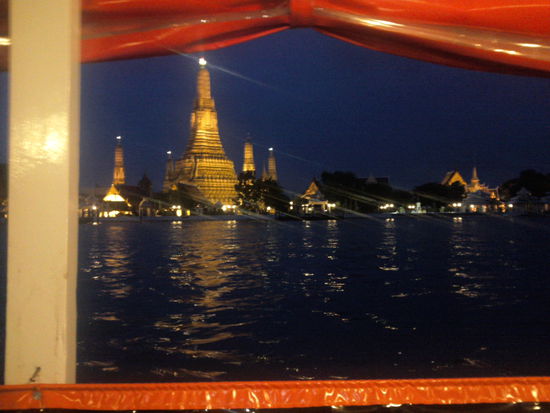 Wat Arun bei Nacht vom Express-Boat aus fotographiert.