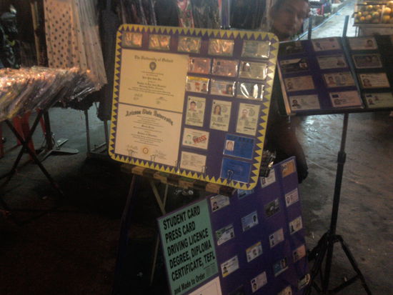 Hier kann man sich jeden Ausweis nachmachen (fälschen) lassen - sogar die Vorteilscard der Öbb war bei den dargestellten Beispielen zu finden