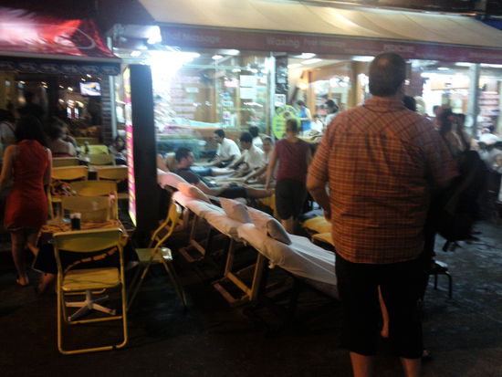 Massage als Massenabfertigung im Freien....aber deshalb um nichts schlechter als sonst wo!