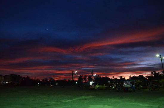 Sonnenuntergang in Chumphon, warten auf den Zug
