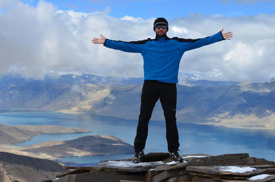 Beim Abstieg vom Base Camp, immer noch auf ca. 5900m, der See im Hintergrund: Tso Moriri auf 4500m