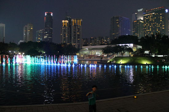 Springbrunnen vor den Petronas Towers