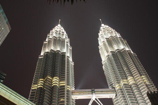 Petronas Towers in der Nacht