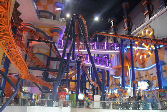 Indoor-Achterbahn im Einkaufszentrum