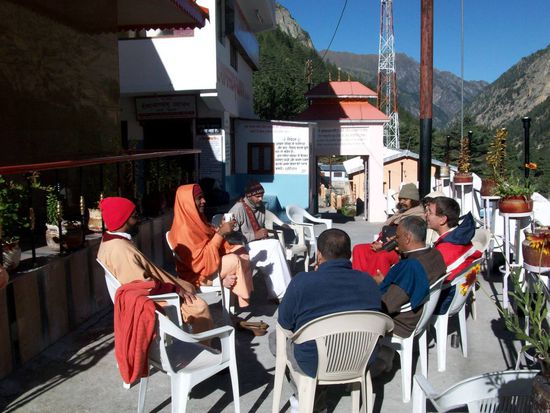 morgentlicher Tee mit Yogis in Gangotri