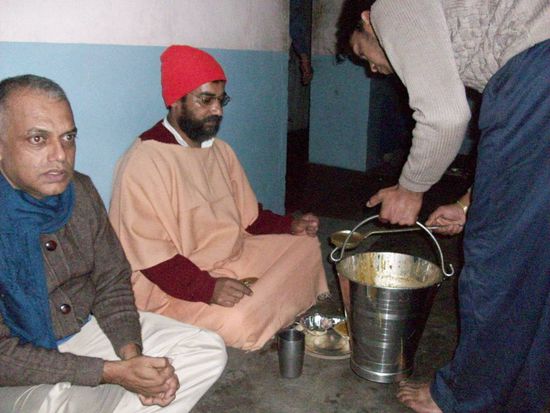 Abendessen mit Sadhus im Ashram