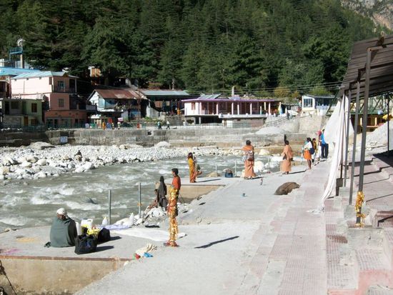 Pilger am Ganges in Gangotri
