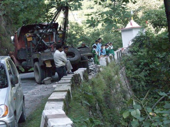 ein Auto wird aus der Schlucht geborgen