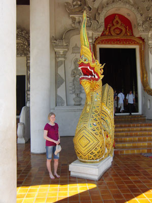 Nagas bewachen den Eingang des Wat Chedi Luang