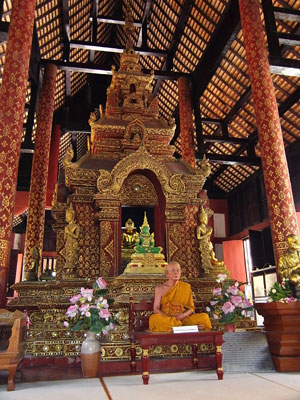 täuschend echt aussehender Wachsmönch im Wat Phra Singh