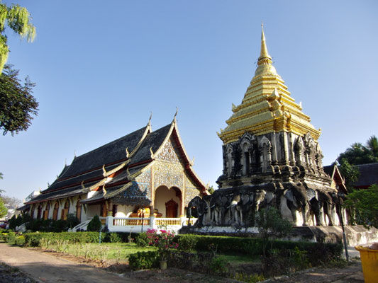 Viharn und Chedi des Wat Chiang Man