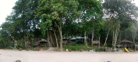 unser Strand, ganz rechts die Massage-Plattform