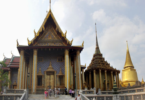 das königliche Pantheon, daneben die Bibliothek und der goldene Chedi mit Buddhareliquien