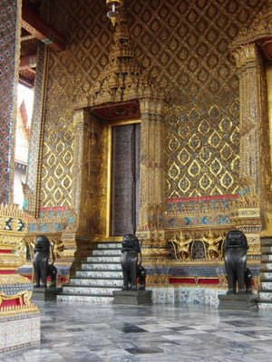 reich verzierte Portale am Tempel des Smaragdbuddhas