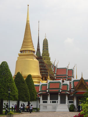 die drei zentralen Gebäude des Wat Phra Kaew von außerhalb